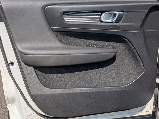2020 Volvo XC40 R-Design *Under Deposit*